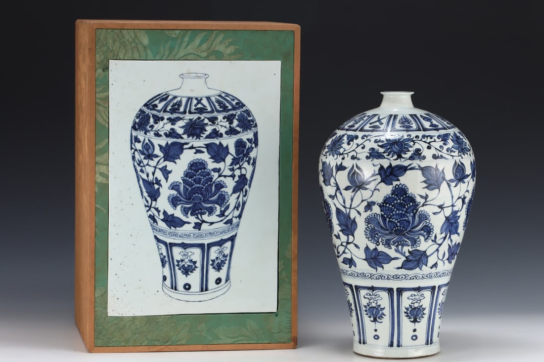 An Exquisite Blue and White Lotus Pattern Vase - 2