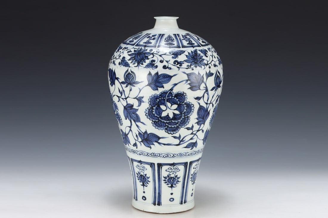An Exquisite Blue and White Lotus Pattern Vase - 3