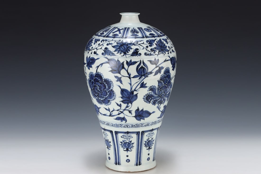 An Exquisite Blue and White Lotus Pattern Vase - 4