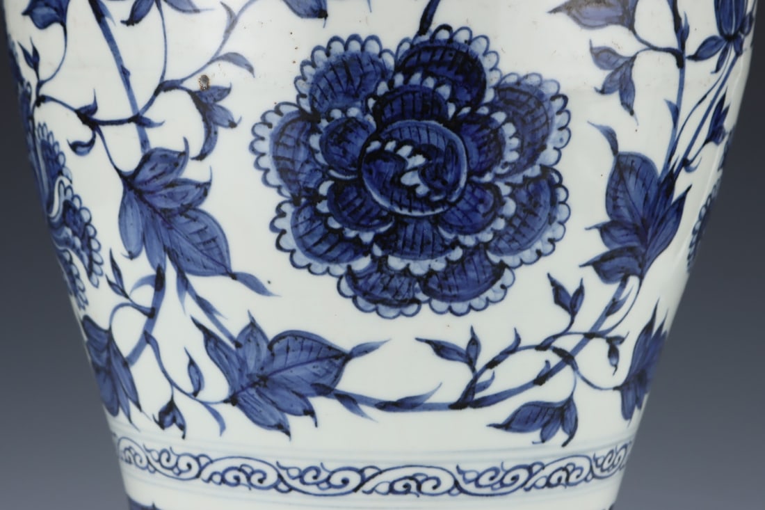 An Exquisite Blue and White Lotus Pattern Vase - 6
