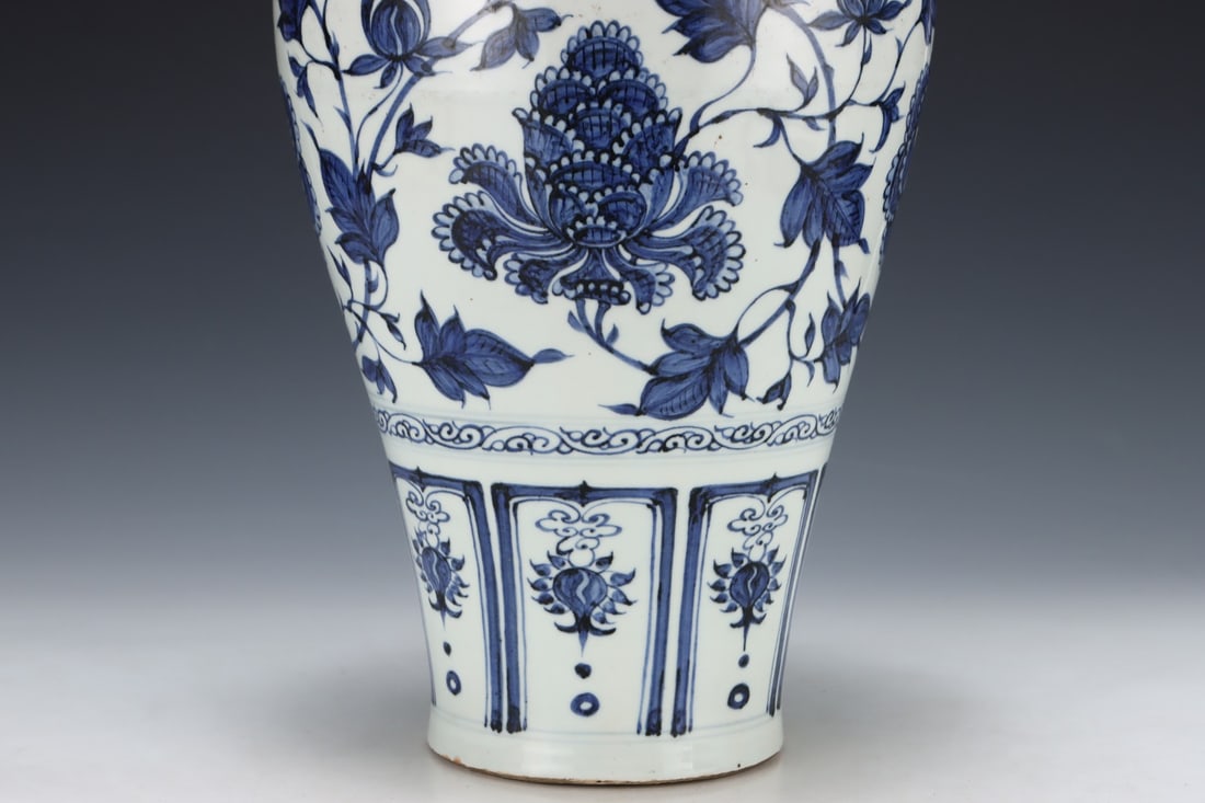 An Exquisite Blue and White Lotus Pattern Vase - 7