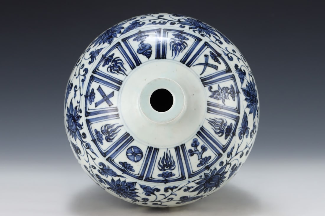 An Exquisite Blue and White Lotus Pattern Vase - 8