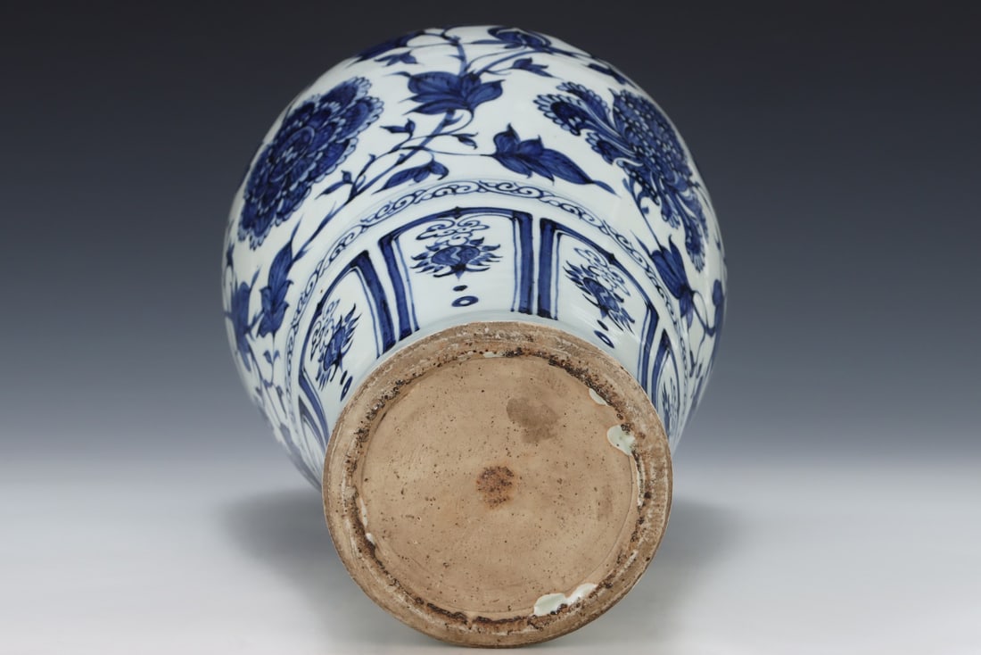 An Exquisite Blue and White Lotus Pattern Vase - 9