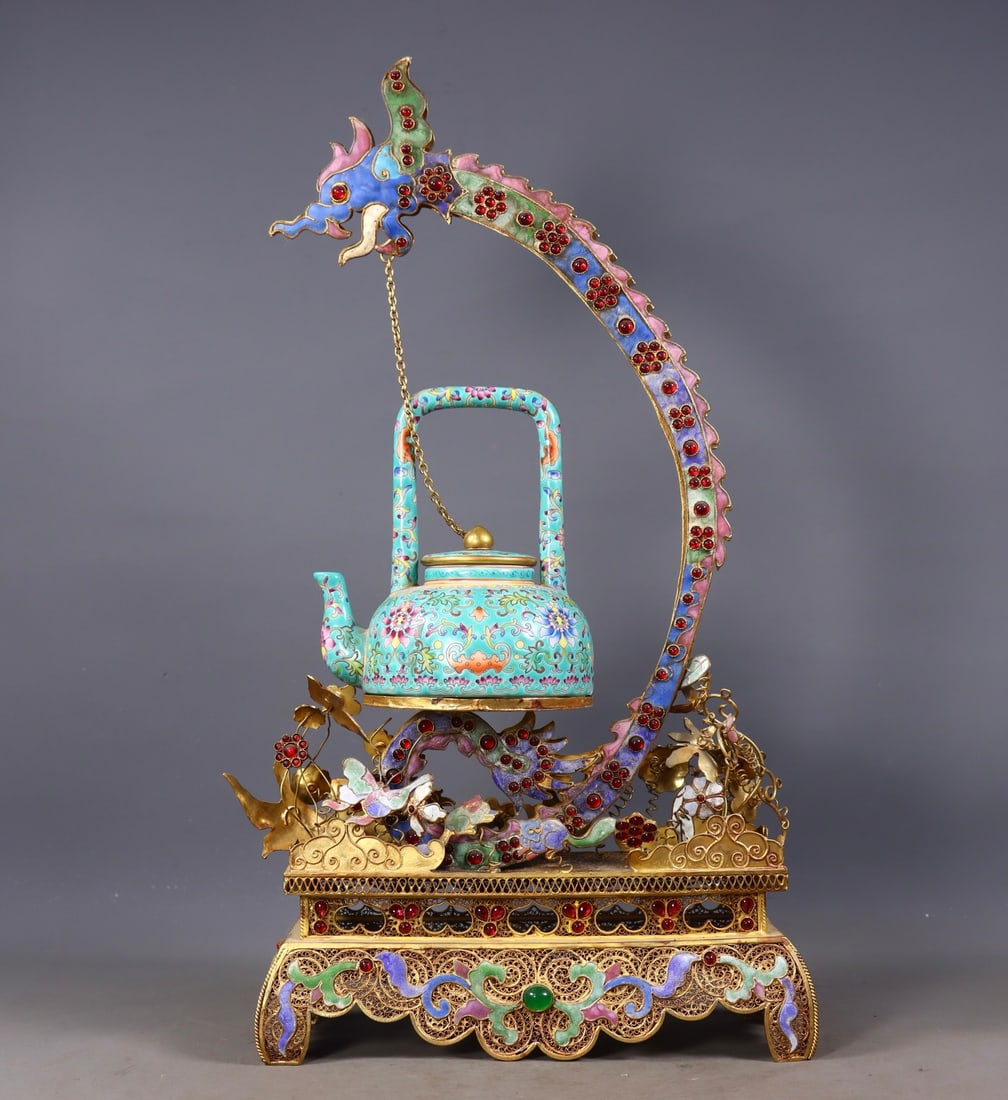An Exquisite Gilt Bronze Inlaid Enamel Lotus Pattern Teapot Ornament: An Exquisite Gilt Bronze Inlaid Enamel Lotus Pattern Teapot Ornament Qing Dynasty, China Qianlong Four-character Mark Size:44cmx23.5cmx9cm Weight:1233g (The Dimensions Of All Batches Are Manually