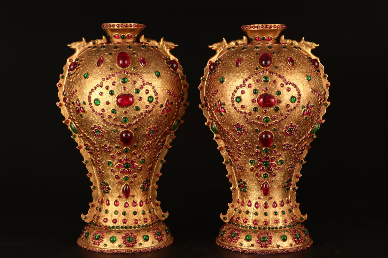 A Pair of Exquisite Gilt Bronze Inlaid Gems Vase: A Pair of Exquisite Gilt Bronze Inlaid Gems Vase Qing Dynasty, China Qianlong Four-character Mark Size:35cmx19cm Weight:2800g (The Dimensions Of All Batches Are Manually Measured.If You Need More