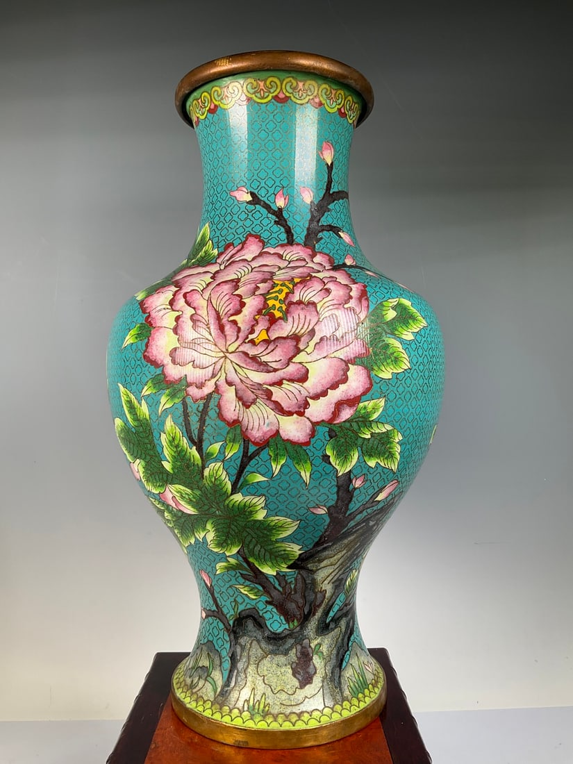 An Exquisite Cloisonne Flower and Bird Pattern Vase: An Exquisite Cloisonne Flower and Bird Pattern Vase Qing Dynasty, China Size:39cm Weight:2314g (The Dimensions Of All Batches Are Manually Measured.If You Need More Detailed Information, Please Contac
