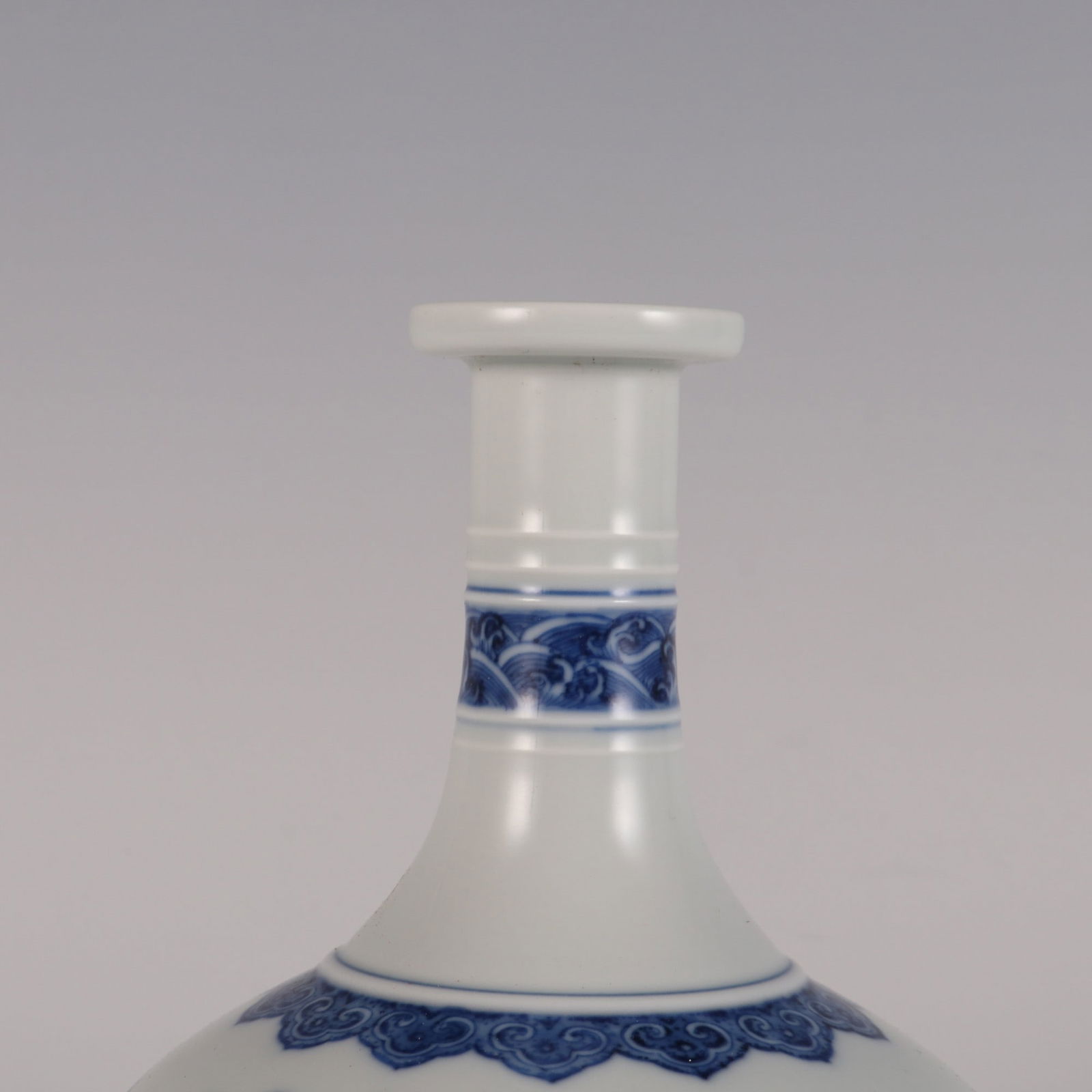An Exquisite Blue and White Lion Pattern Vase - 4
