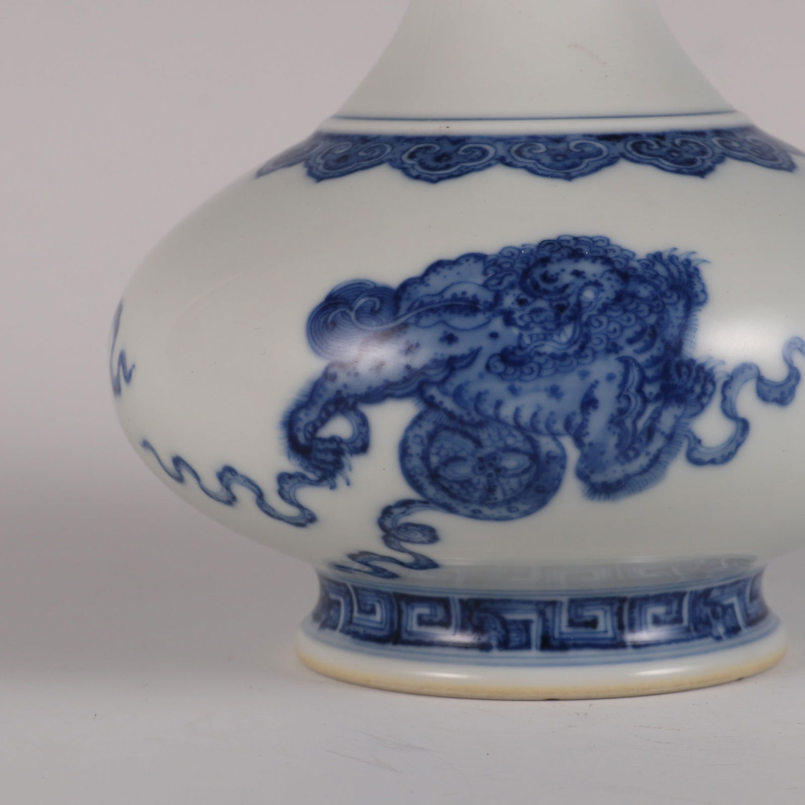 An Exquisite Blue and White Lion Pattern Vase - 6
