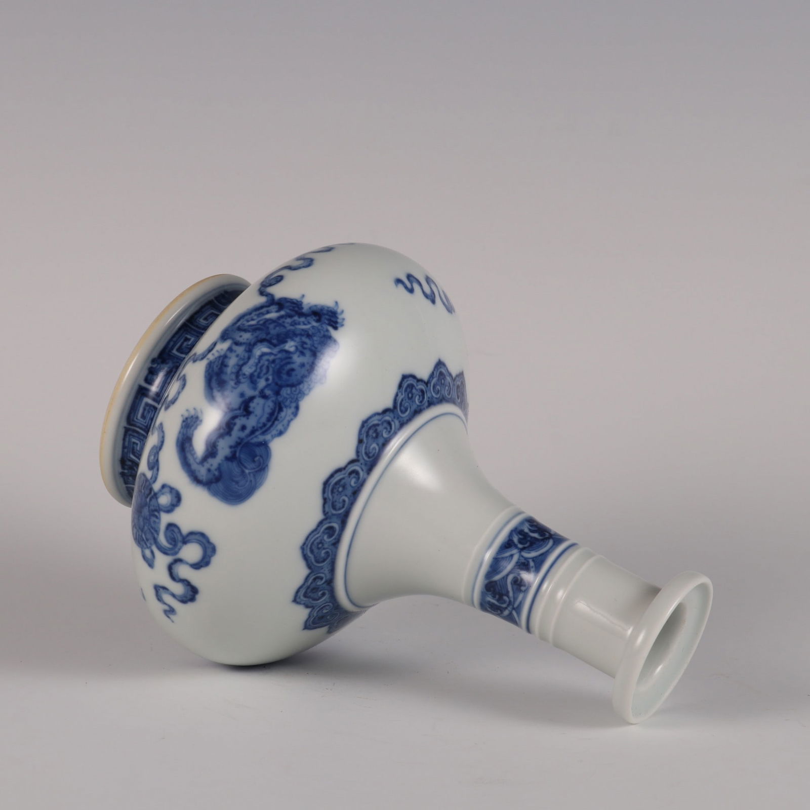 An Exquisite Blue and White Lion Pattern Vase - 7