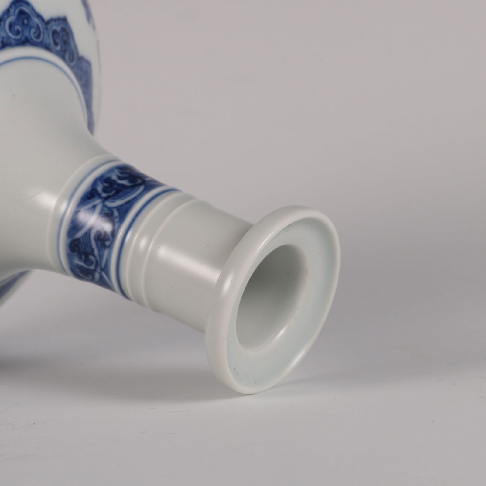 An Exquisite Blue and White Lion Pattern Vase - 8