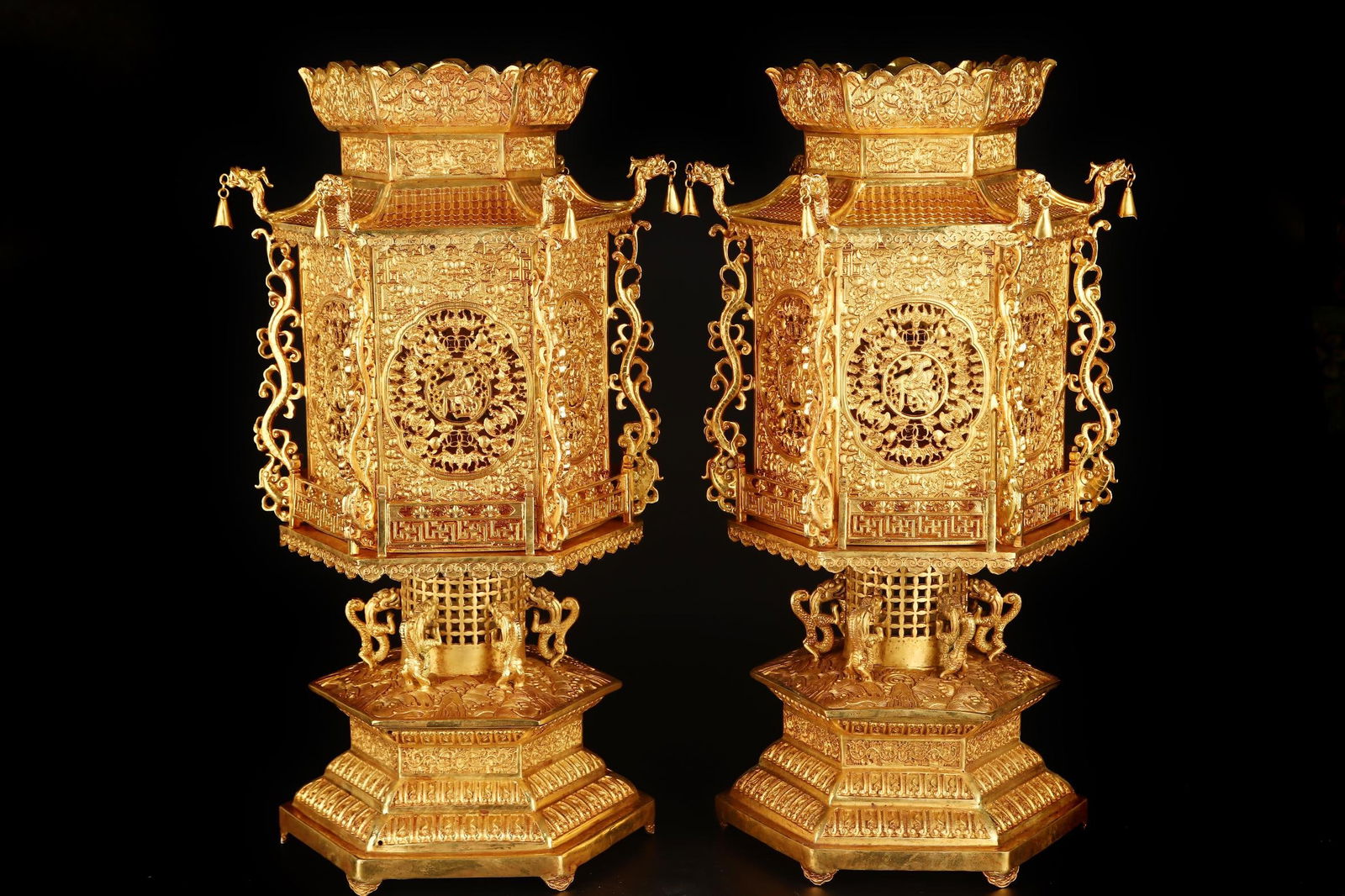 A Pair of Exquisite Gilt Bronze Bats and Peach Pattern Dragon Pattern Palace Lantern: A Pair of Exquisite Gilt Bronze Bats and Peach Pattern Dragon Pattern Palace Lantern Qing Dynasty, China Qianlong Four-character Mark Size:46cmx22cm Weight:6500g (The Dimensions Of All Batches Are