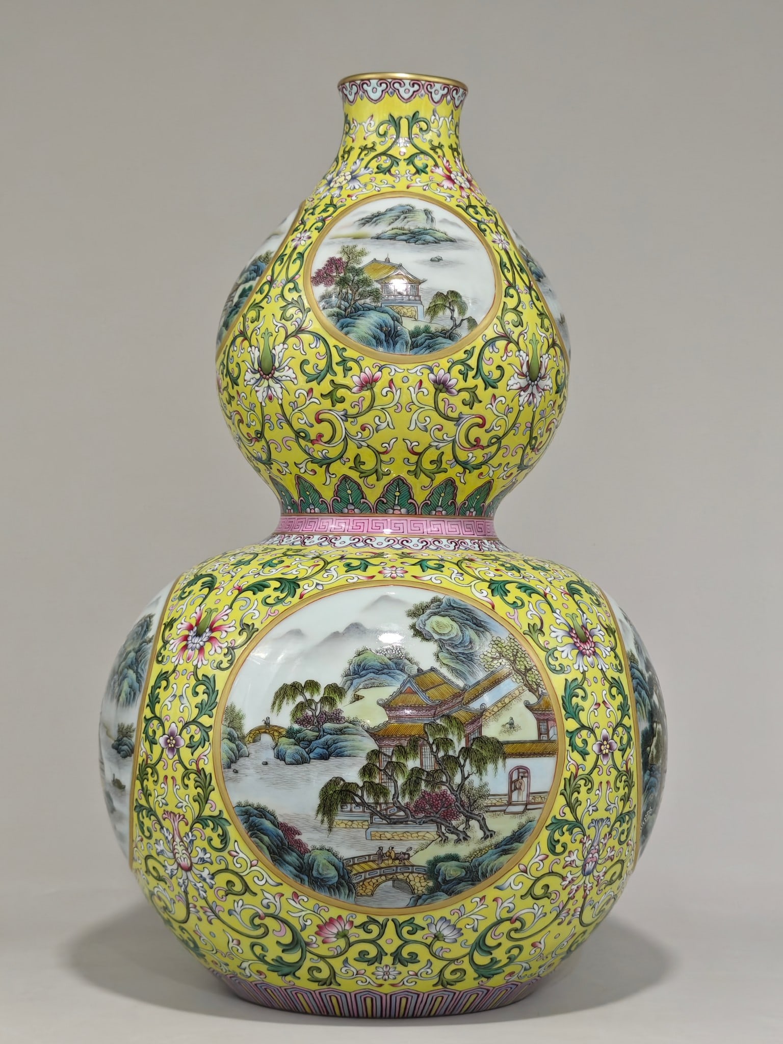 An Exquisite Famille-Rose Lotus Pattern Landscape Pattern Gourd-Shaped Vase: An Exquisite Famille-Rose Lotus Pattern Landscape Pattern Gourd-Shaped Vase Qing Dynasty, China Qianlong Six-character Mark Size:48cmx31cm (The Dimensions Of All Batches Are Manually Measured.If