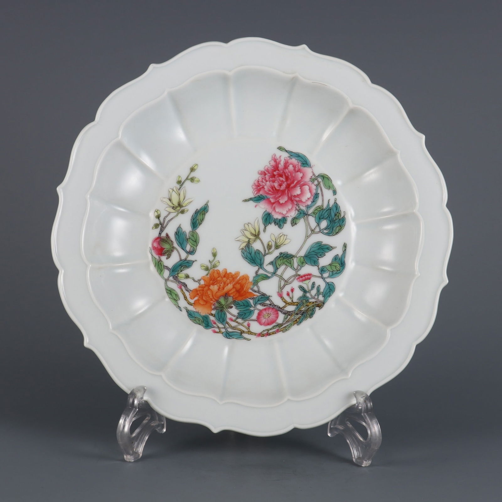 An Exquisite Famille-Rose Flower Pattern Plate (1 of 9)