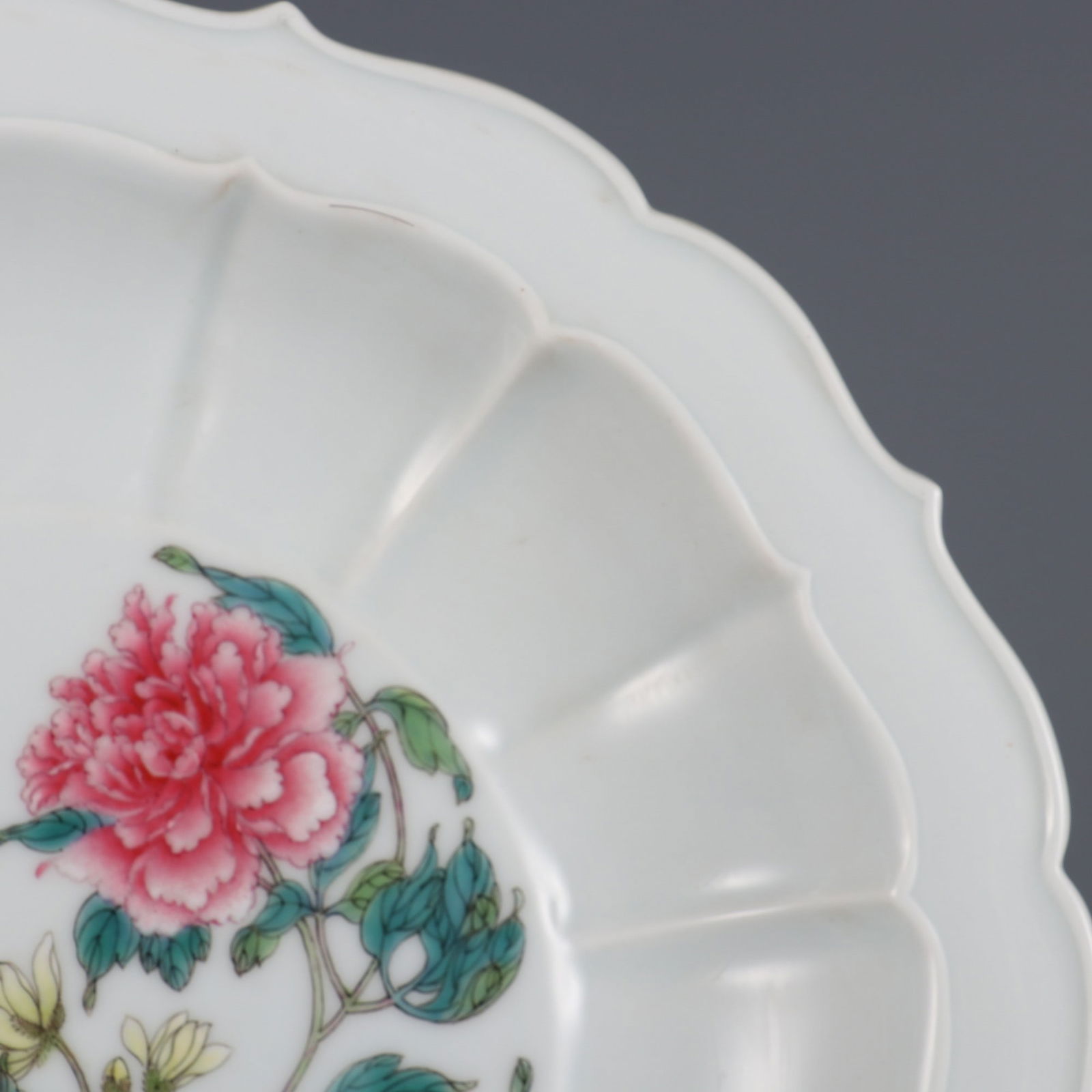 An Exquisite Famille-Rose Flower Pattern Plate - 2