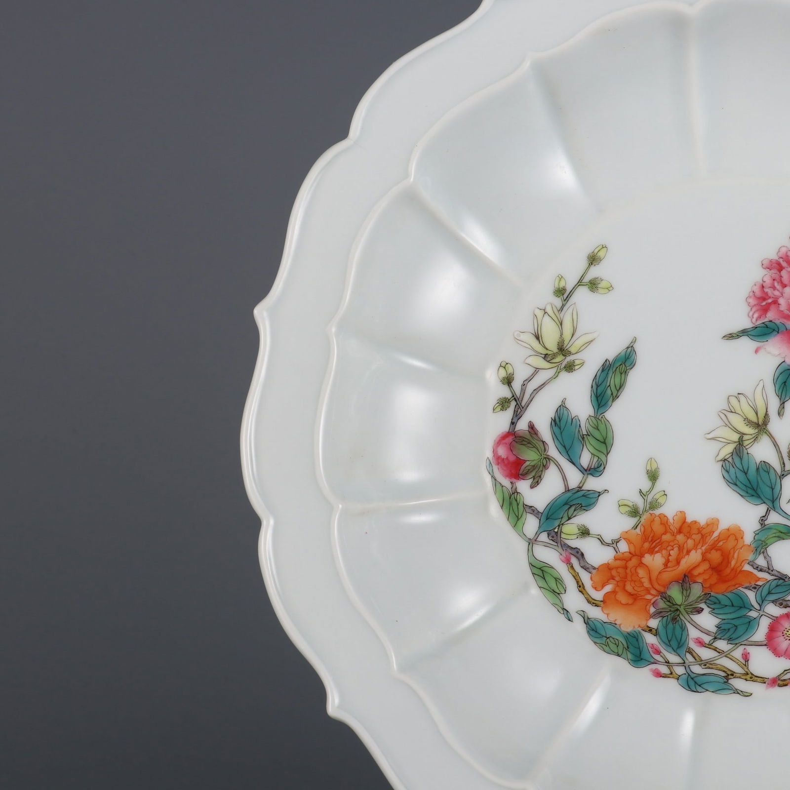 An Exquisite Famille-Rose Flower Pattern Plate - 4