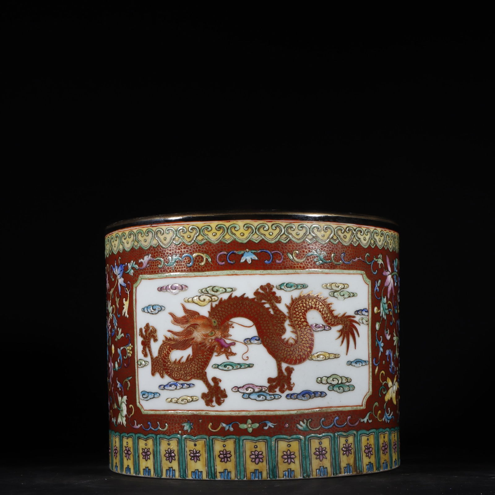 An Exquisite Famille-Rose Dragon Pattern Lotus Pattern Brush Pot: An Exquisite Famille-Rose Dragon Pattern Lotus Pattern Brush Pot Qing Dynasty, China Qianlong Six-character Mark Size:15.2cmx18.6cm (The Dimensions Of All Batches Are Manually Measured.If You Need