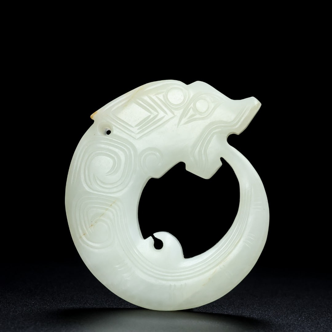 An Exquisite White Jade Dragon Ornament: An Exquisite White Jade Dragon Ornament Han Dynasty, China Size:7.7cmx6.8cmx0.5cm Weight:80.2g (The Dimensions Of All Batches Are Manually Measured.If You Need More Detailed Information, Please Contac