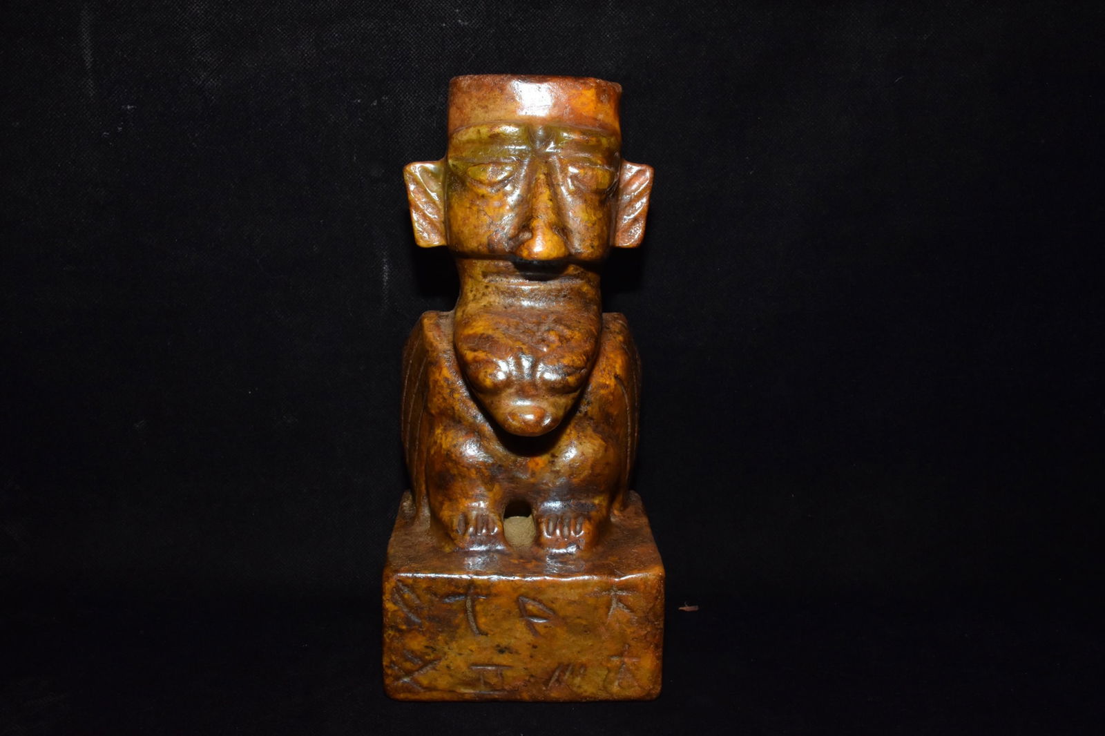 An Exquisite Hemo Jade Figure Seal: An Exquisite Hemo Jade Figure Seal Hongshan Culture Size:23cmx12cm Weight:3480g (The Dimensions Of All Batches Are Manually Measured.If You Need More Detailed Information, Please Contact Our Customer