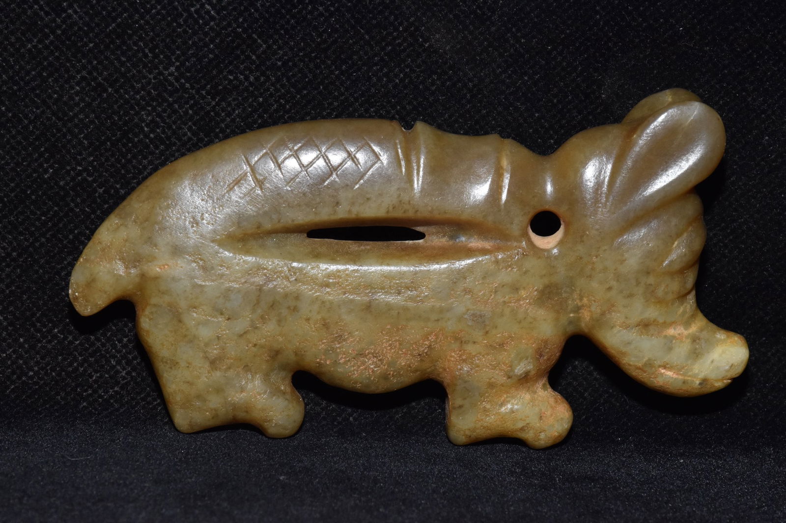 An Exquisite Hemo Jade Ornament: An Exquisite Hemo Jade Ornament Hongshan Culture Size:11.5cmx7cm Weight:150g (The Dimensions Of All Batches Are Manually Measured.If You Need More Detailed Information, Please Contact Our Customer Ser