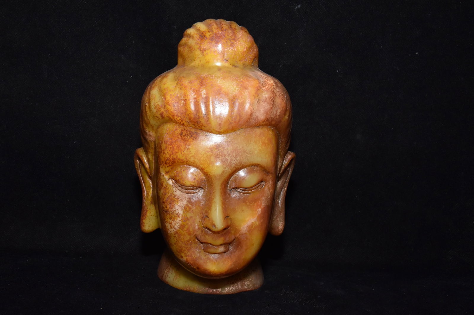 An Exquisite Hemo Jade Buddha head Ornament: An Exquisite Hemo Jade Buddha head Ornament Hongshan Culture Size:10.5cmx17cm Weight:2050g (The Dimensions Of All Batches Are Manually Measured.If You Need More Detailed Information, Please Contact Ou