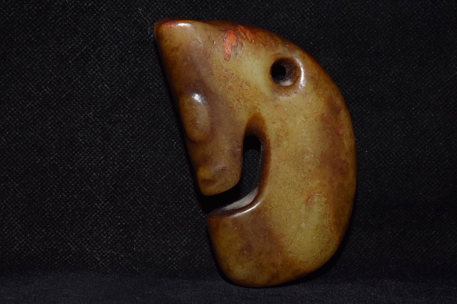 An Exquisite Hemo Jade 'Boar& Dragon' Ornament: An Exquisite Hemo Jade 'Boar& Dragon' Ornament Hongshan Culture Size:7cmx11cm Weight:320g (The Dimensions Of All Batches Are Manually Measured.If You Need More Detailed Information, Please Contact Our