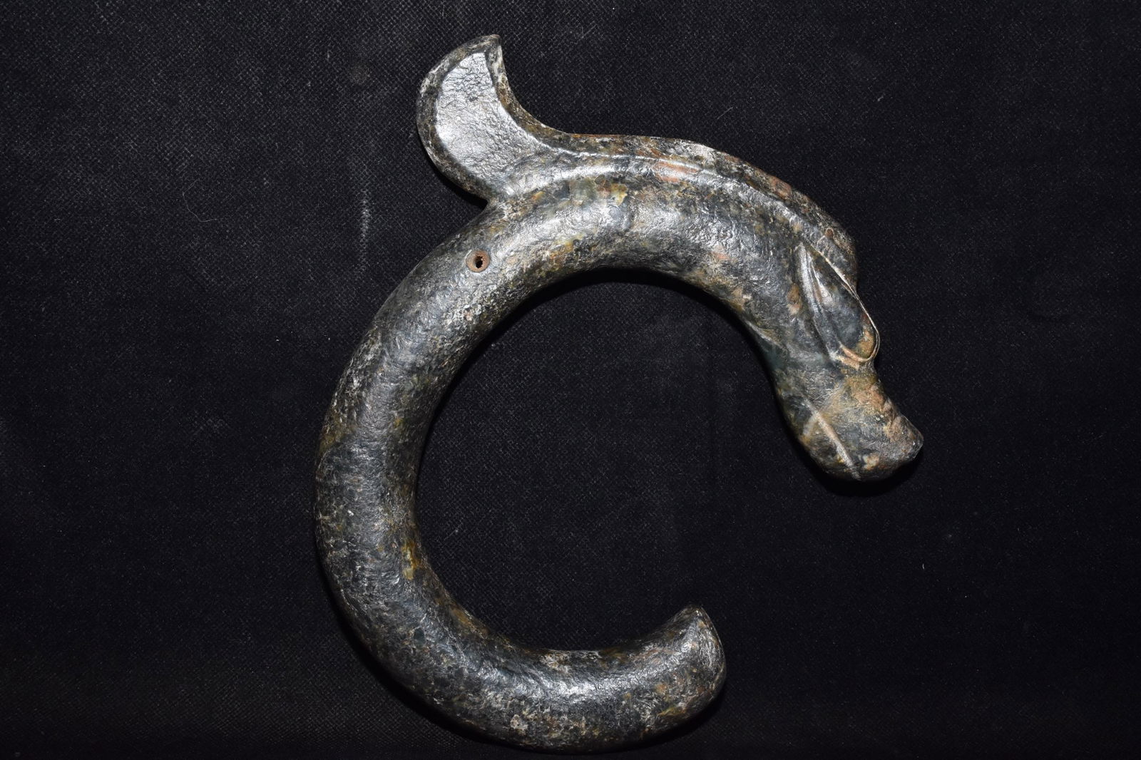 An Exquisite Hemo Jade Dragon Ornament: An Exquisite Hemo Jade Dragon Ornament Hongshan Culture Size:19cmx23cm Weight:930g (The Dimensions Of All Batches Are Manually Measured.If You Need More Detailed Information, Please Contact Our Custom