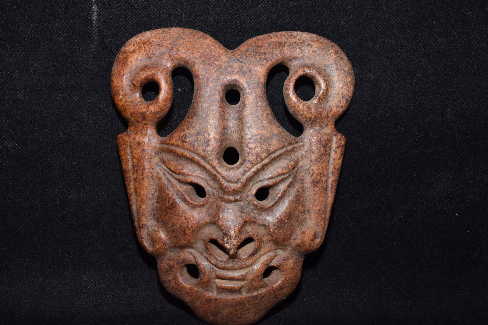 An Exquisite Hemo Jade Mask Ornament: An Exquisite Hemo Jade Mask Ornament Hongshan Culture Size:15.5cmx11.5cm Weight:390g (The Dimensions Of All Batches Are Manually Measured.If You Need More Detailed Information, Please Contact Our Cust