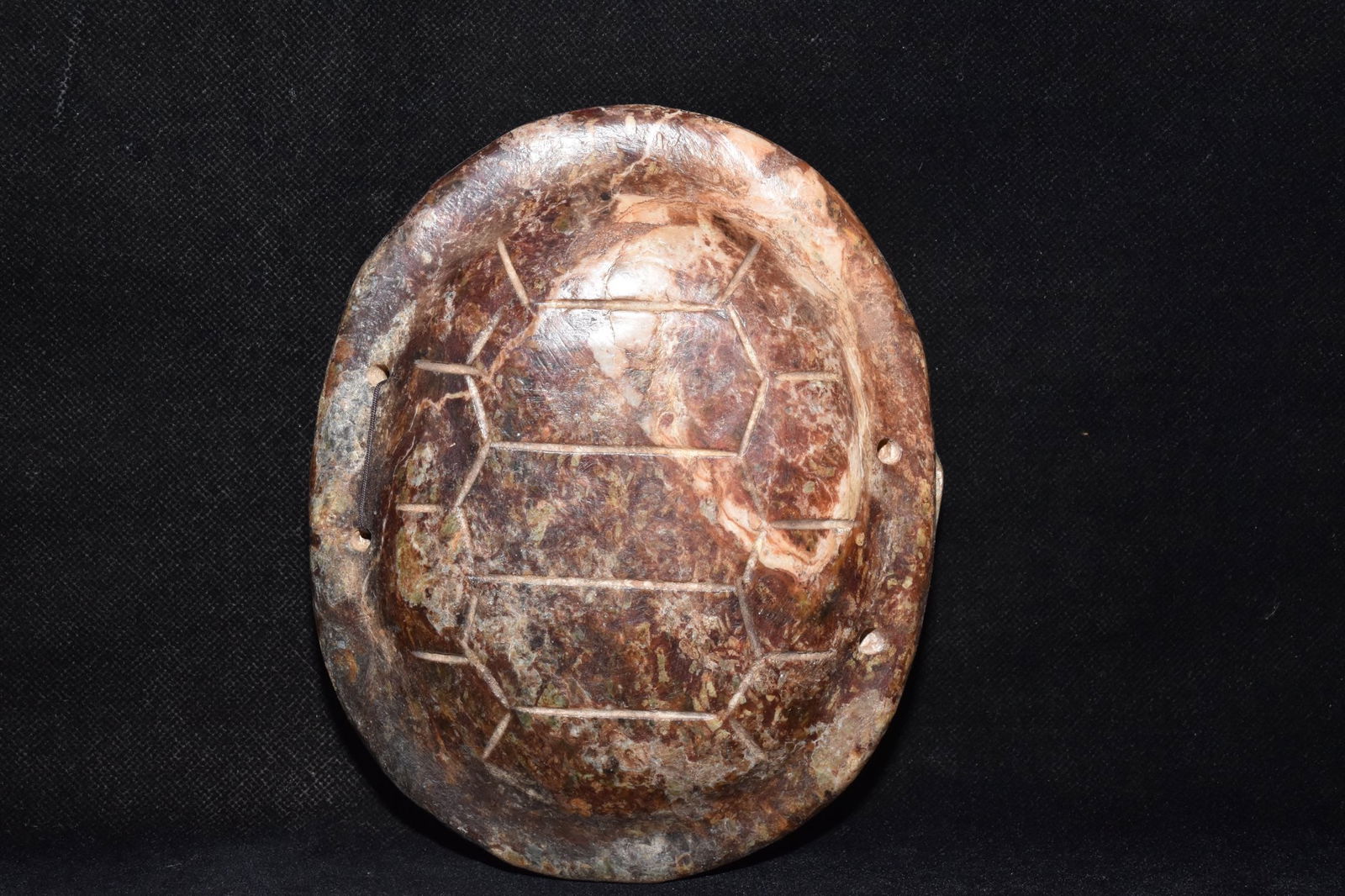 An Exquisite Hemo Jade Tortoise shell Ornament: An Exquisite Hemo Jade Tortoise shell Ornament Hongshan Culture Size:24.5cmx17.5cm Weight:1080g (The Dimensions Of All Batches Are Manually Measured.If You Need More Detailed Information, Please Conta