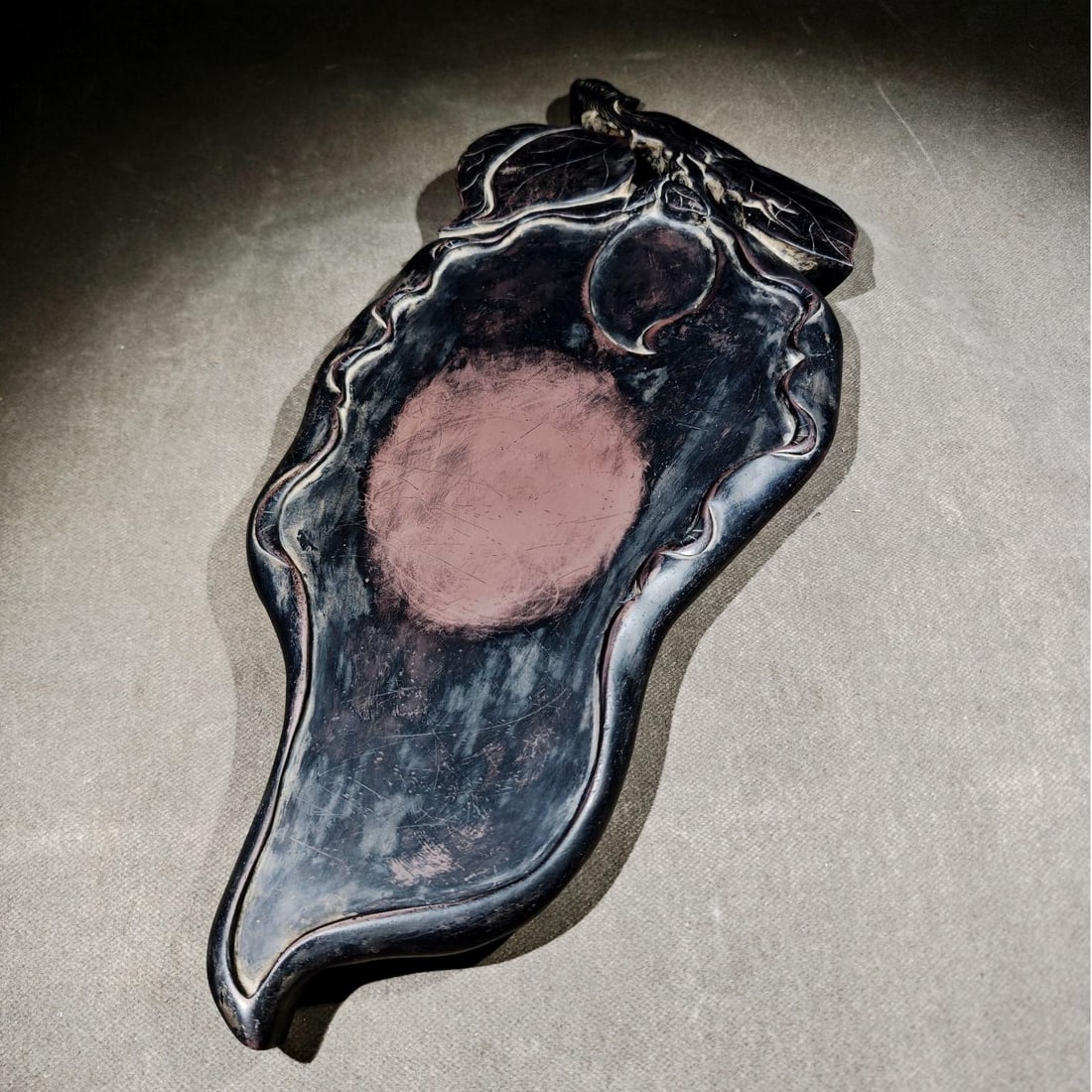 A Lin Sen type of end inkstone: Lin Sen's Duanyan Size:L:50.8cmW:20.5cmT:3.6cm (The Dimensions Of All Batches Are Manually Measured.If You Need More Detailed Information, Please Contact Our Customer Service Before