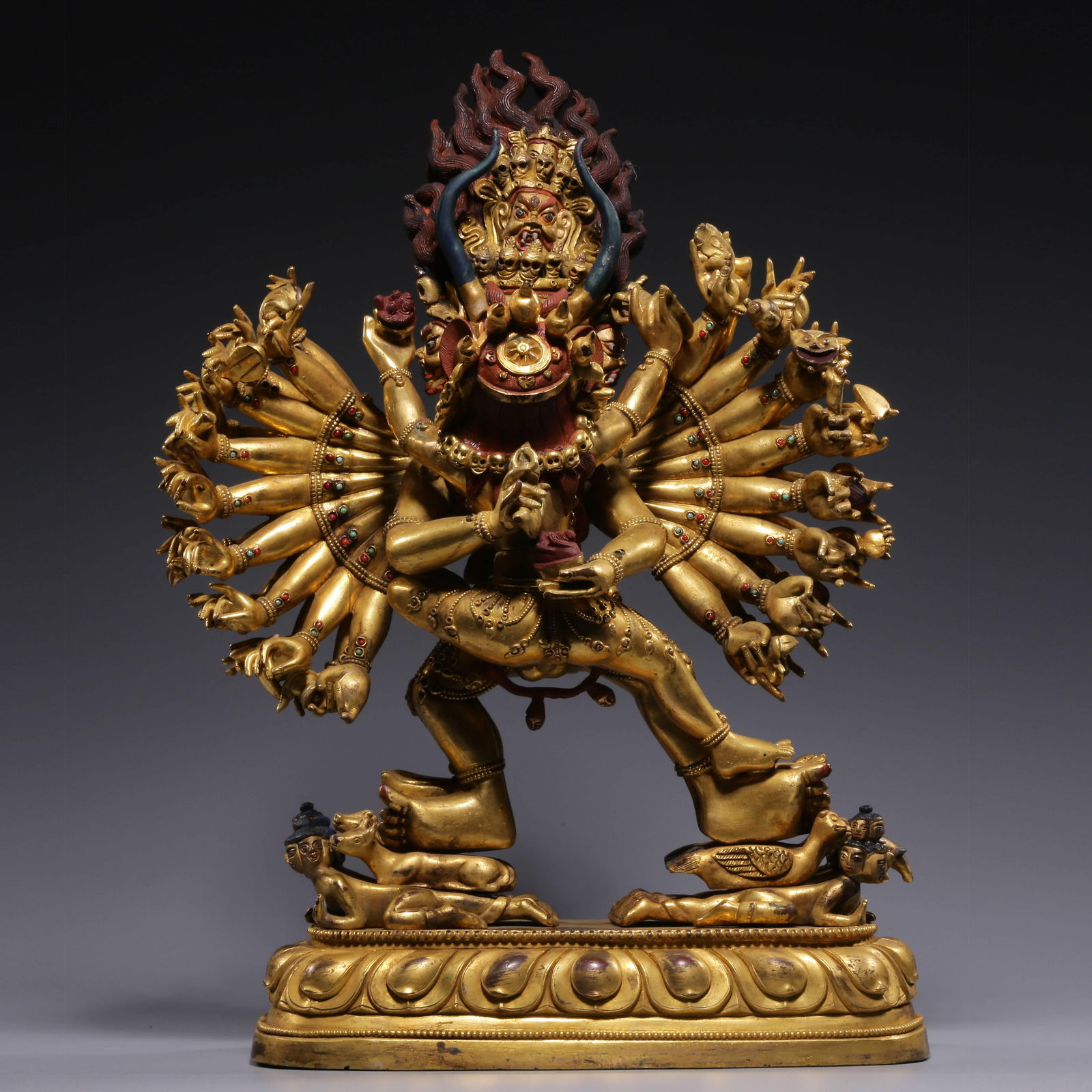 A bronze gilt statue of Dawei De from the Qing Dynasty: The bronze gilt statue of Dawei De in the Qing Dynasty Size: W:11.4kg H: 38cm L:27cmW:12.5cm (The Dimensions Of All Batches Are Manually Measured.If You Need More Detailed