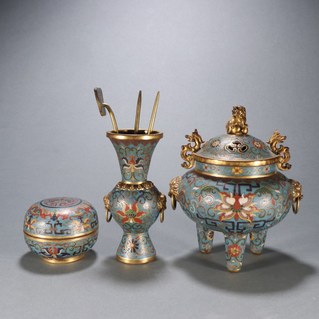 A set of copper gilt cloisonné entwined lotus pattern stove bottle box from the Qing Dynasty: Qing Dynasty copper gilt cloisonné entwined lotus pattern furnace bottle box Size:bottle0.313kgfurnace0.6604kgBox0.33kgbottleH:12.5cmfurnaceH:16cmBoxH:5.8cm (The Dimensions Of All