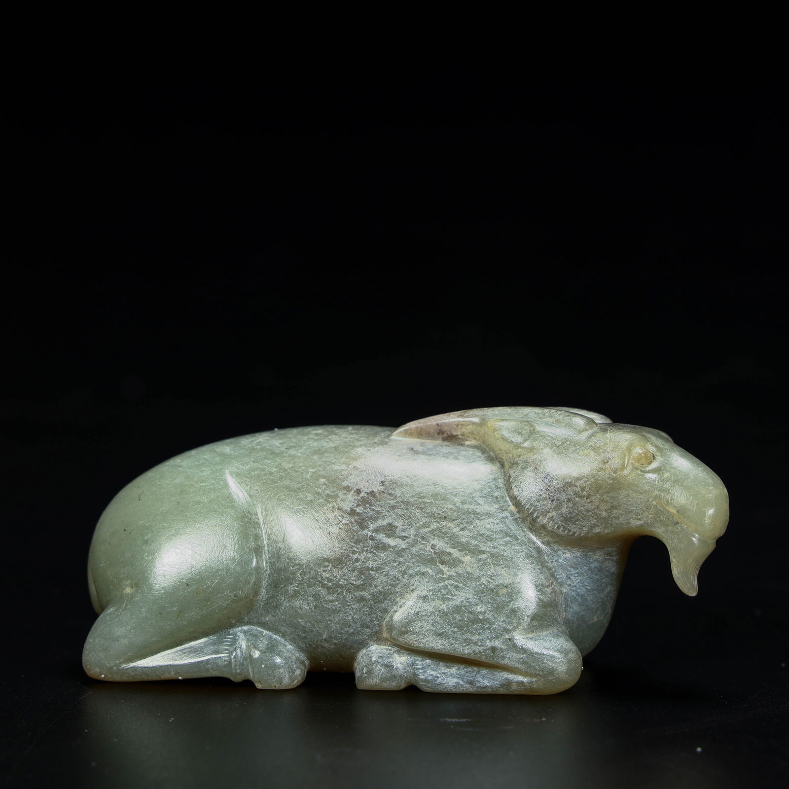 A beautiful jade sheep paperweight: Exquisite jade sheep paper weight Size:H:3.5cm L: 7.5cm W:3cm W:123.5g (The Dimensions Of All Batches Are Manually Measured.If You Need More Detailed Information, Please Contact