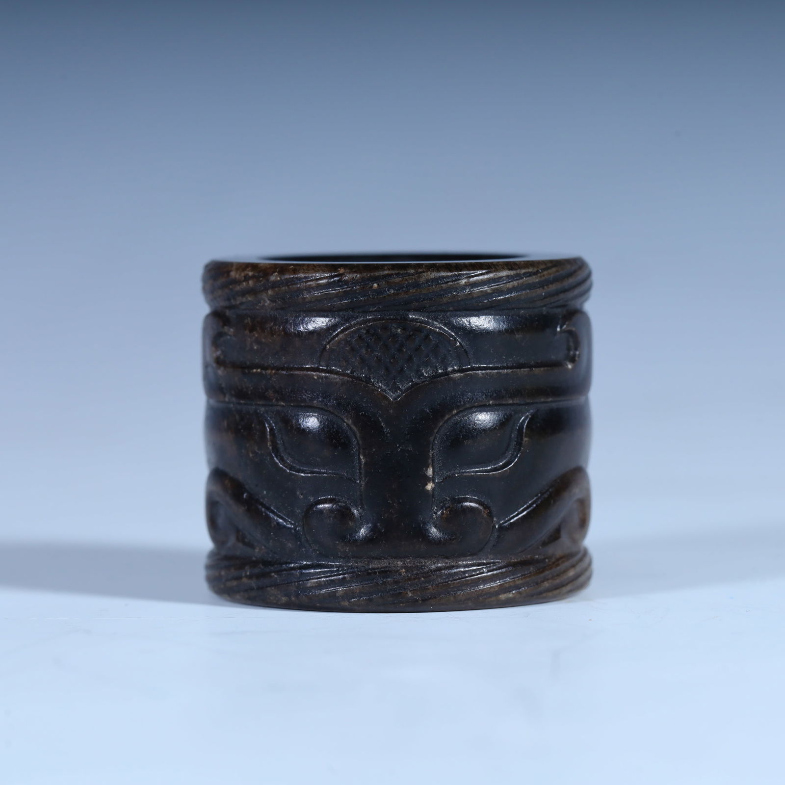 A beautiful ancient jade finger: Exquisite ancient jade fingers Size:H:3cm L: 3.5cm W:3.5cm (The Dimensions Of All Batches Are Manually Measured.If You Need More Detailed Information, Please Contact Our Customer