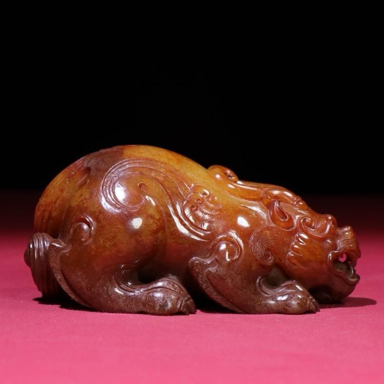 A beautiful big handle of the raw pit soil and red auspicious beast: Exquisite raw pit soil red auspicious beast handle Size:110x68x55mmW:467g (The Dimensions Of All Batches Are Manually Measured.If You Need More Detailed Information, Please Contact