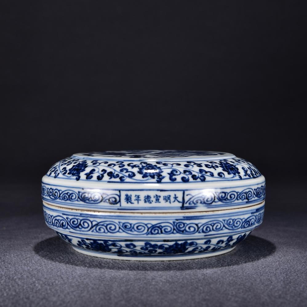 A blue and white phoenix pattern lid box made in the Xuande period of the Ming Dynasty: The blue and white phoenix pattern lid box made in the Xuande era of the Ming Dynasty Size:H:10cm W:23cm (The Dimensions Of All Batches Are Manually Measured.If You Need More Detailed Information, Ple