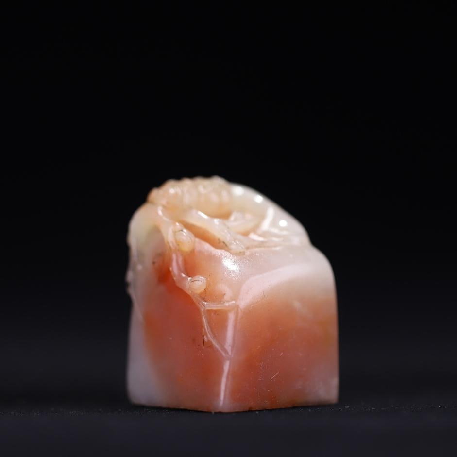 A famous Shoushan stone plum blossom button square seal of the Qing Dynasty: The famous Shoushan stone plum blossom button square seal of the Qing Dynasty Size: W:0.0356kg H: 3.5cmx2.35cmx2.35cm (The Dimensions Of All Batches Are Manually Measured.If You