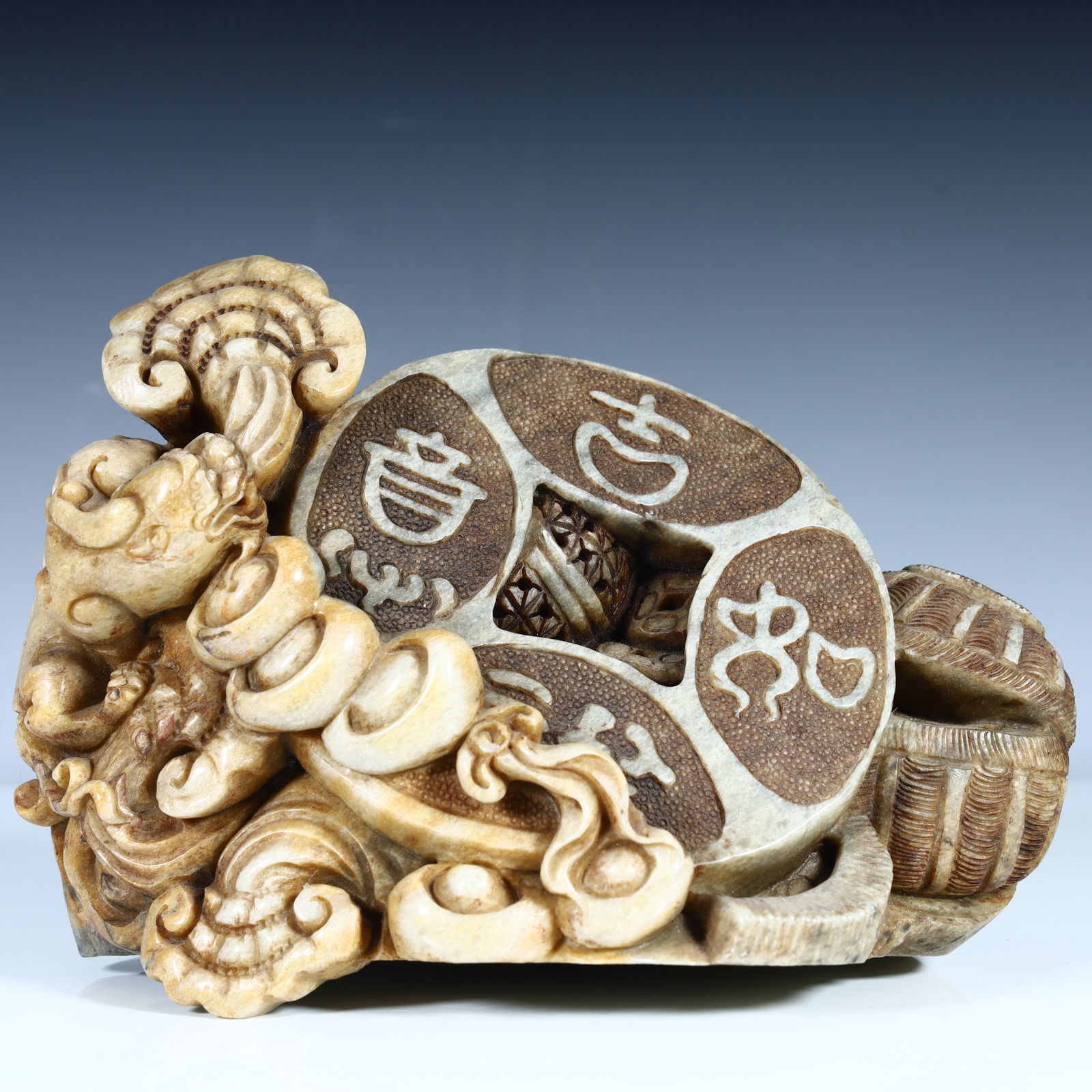 A Qing Dynasty Shoushan stone auspicious wishful ornament: The Shoushan stone auspicious ornament of the Qing Dynasty Size:H:14.5cm L: 19cm W:10cm W:207g (The Dimensions Of All Batches Are Manually Measured.If You Need More Detailed