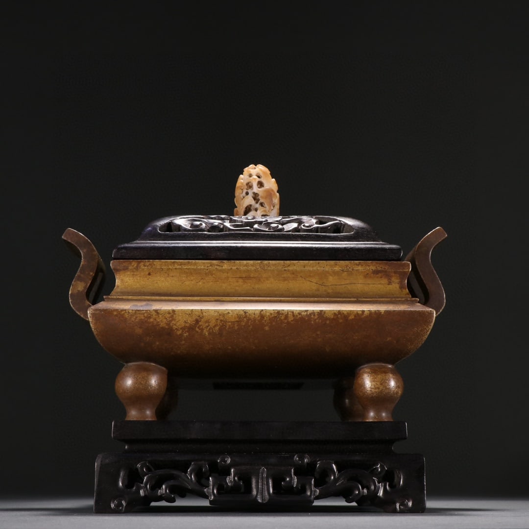 A Ming Dynasty Jiajing bronze Chaoguan ear incense burner (1 of 9)