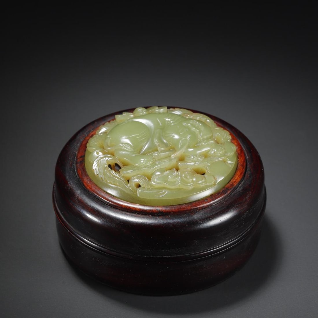 A fine rosewood inlaid topaz Taiping has an elephant powder box: Exquisite rosewood inlaid topaz Taiping has an elephant powder box Size: W:0.1757kg8.5cmx4.7cm (The Dimensions Of All Batches Are Manually Measured.If You Need More Detailed