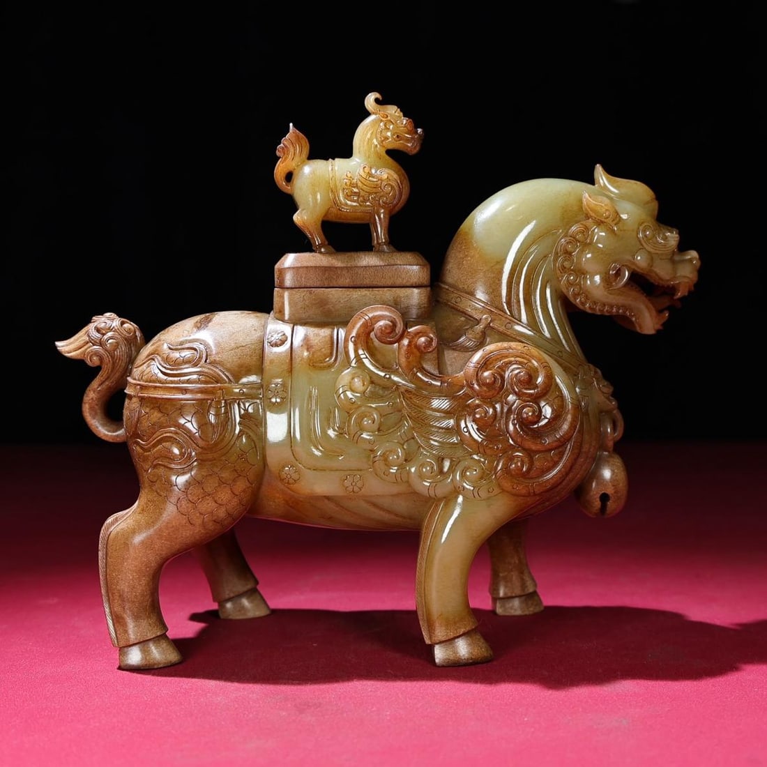 A beautiful Hetian jade birth pit full of Qinrui lion utensils: Exquisite Hetian jade birth pit full of Qinrui lion utensils Size:205x77x183mmW:1601g (The Dimensions Of All Batches Are Manually Measured.If You Need More Detailed Information, Please Contact Our Cus