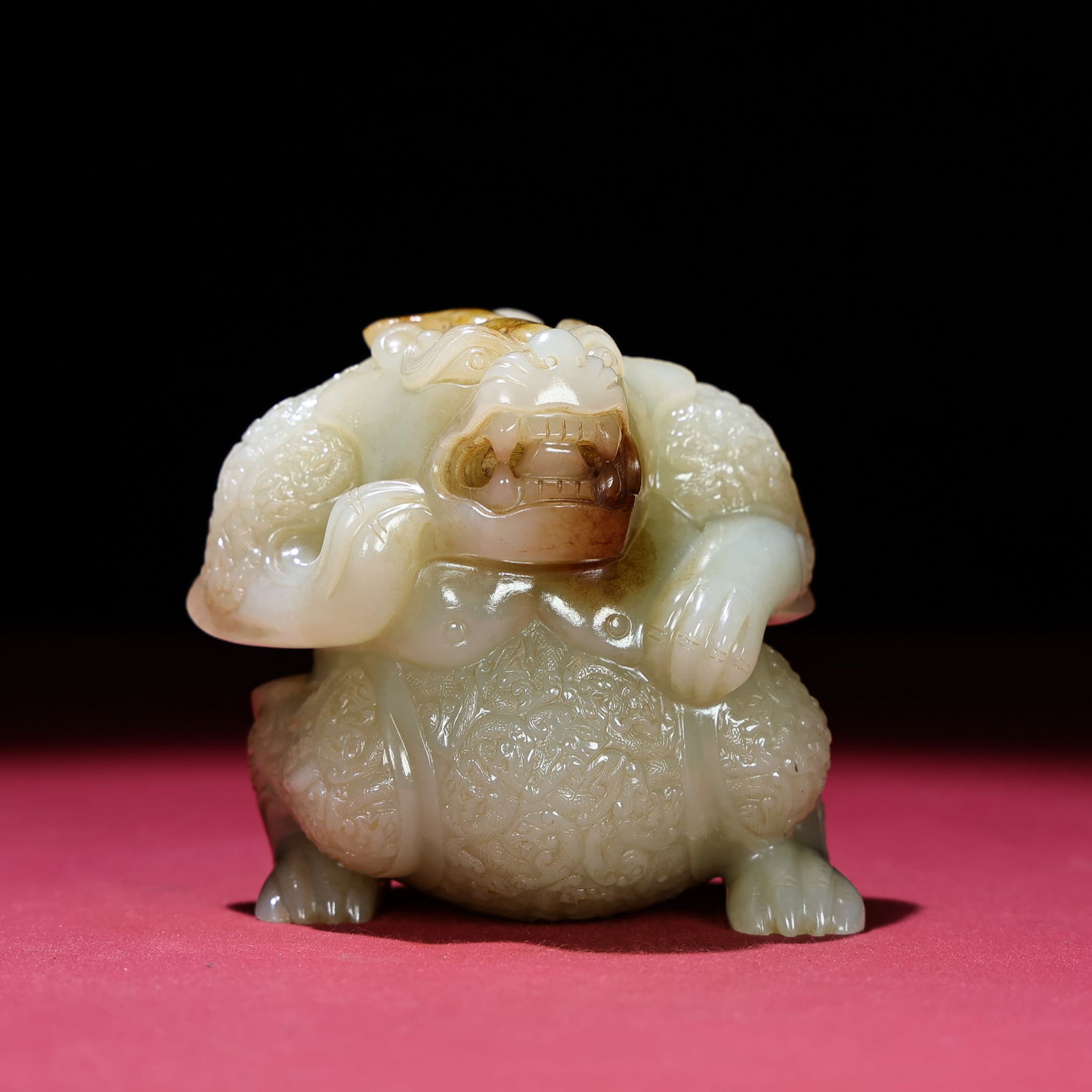 A beautiful Hetian jade white jade full of gossamer silk carved jade bear handle: Exquisite Hetian jade white jade full of gossamer silk carved jade bear handles Size:90x74x63mm527g (The Dimensions Of All Batches Are Manually Measured.If You Need More Detailed