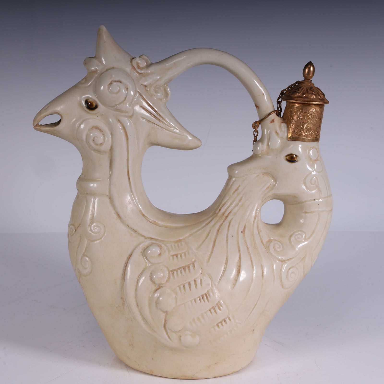 A white-glazed phoenix head pot from the Tang Dynasty: The white-glazed phoenix head holding pot of the Tang Dynasty Size:20x10x23cmW: 700g (The Dimensions Of All Batches Are Manually Measured.If You Need More Detailed Information,