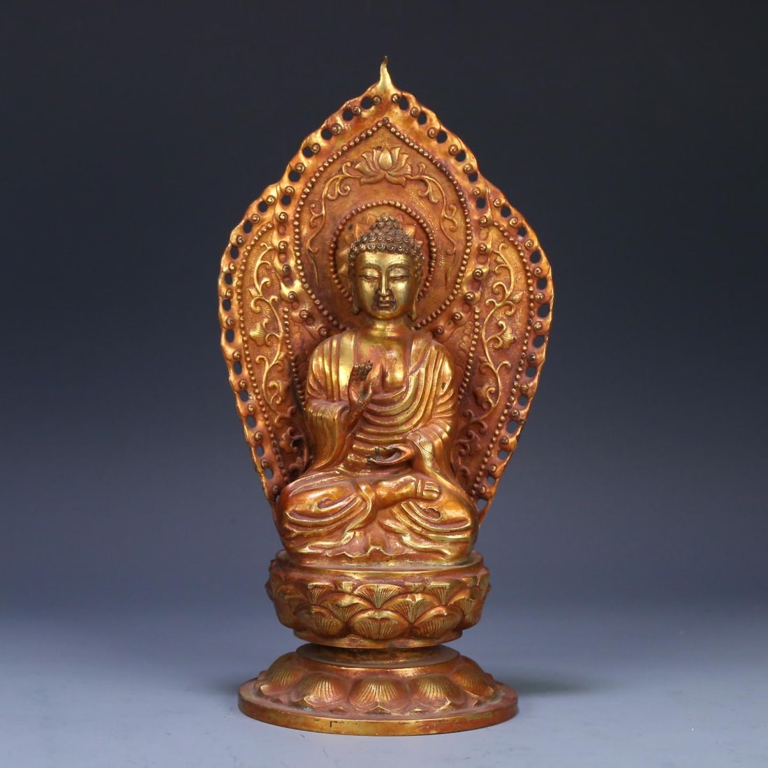 A fine bronze gilt statue of Shakyamuni: Exquisite bronze gilt statue of Shakyamuni Size: W:1.0335kg25.5cmx11cm (The Dimensions Of All Batches Are Manually Measured.If You Need More Detailed Information, Please Contact Our