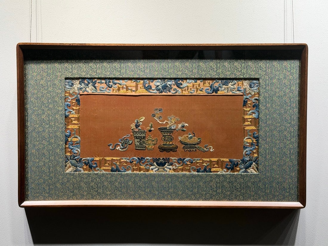A Su embroidery from the middle of the Qing Dynasty Courtesy of Bogu Qing: Photo courtesy of Su Xiu Bogu Qing in the middle of the Qing Dynasty Size: 70cmx40cm (The Dimensions Of All Batches Are Manually Measured.If You Need More Detailed Information,