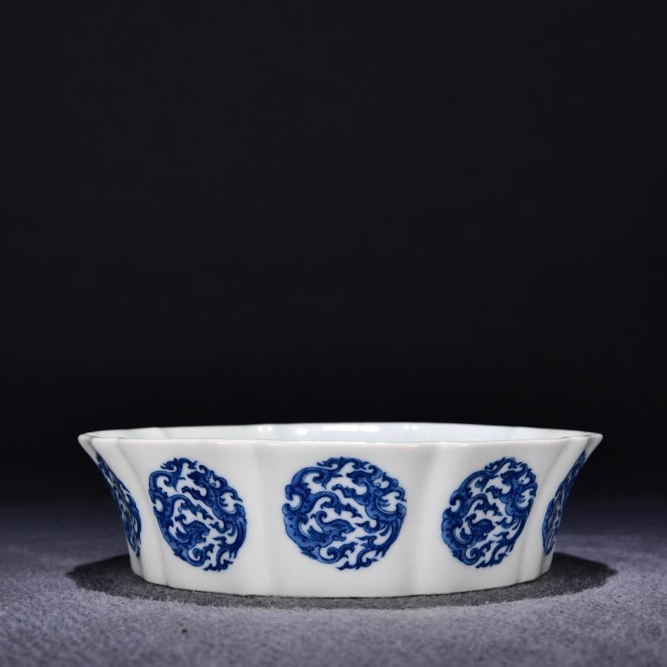 A blue and white group phoenix pattern ten-edged wash made in the Yongzheng era of the Qing Dynasty: The blue and white group phoenix pattern ten-edged wash of the Qing Dynasty Yongzheng year Size:H:4.5cm W:17.5cm (The Dimensions Of All Batches Are Manually Measured.If You Need