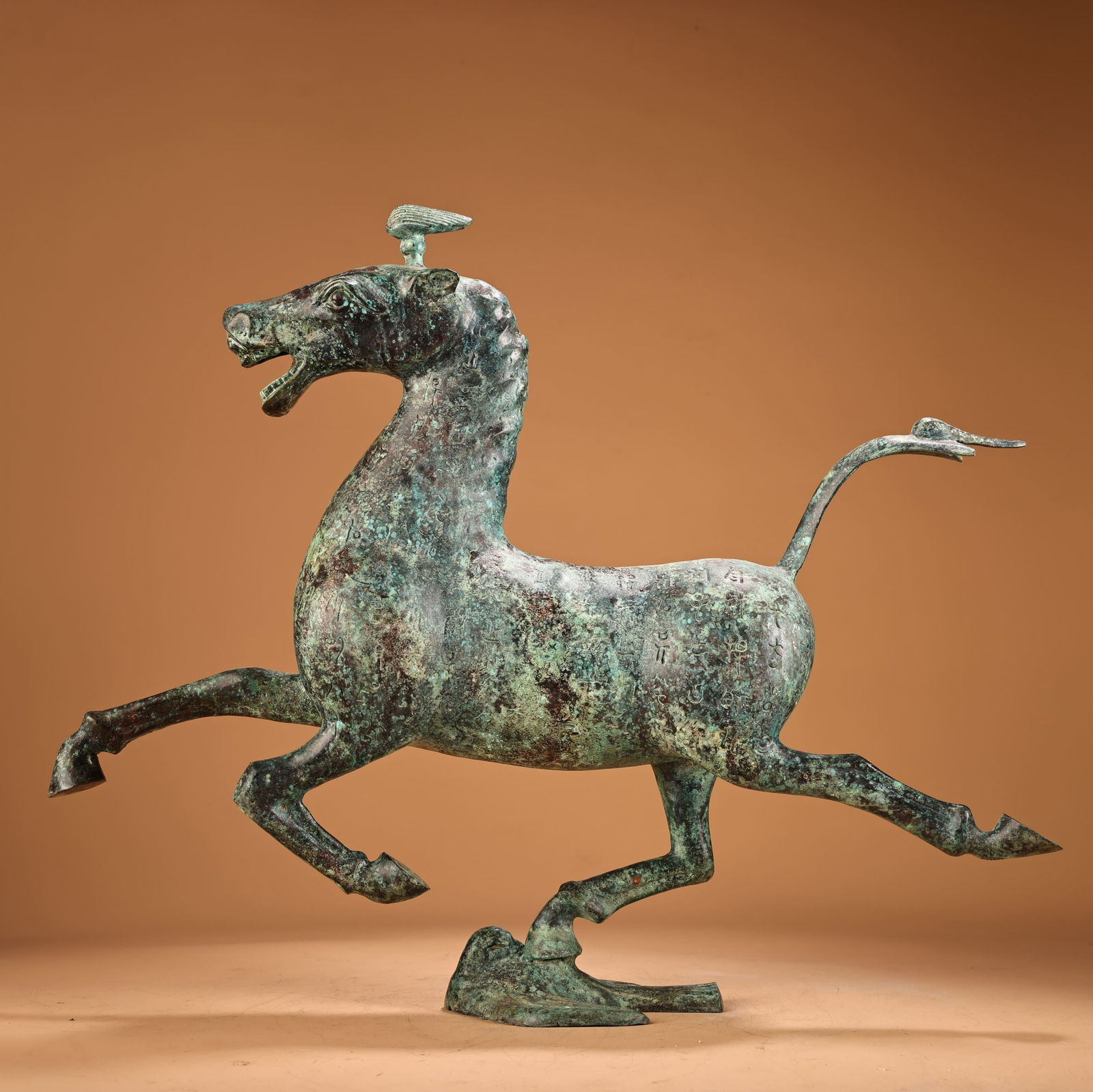 A beautiful bronze horse stepping on a flying swallow: Exquisite bronze horse stepping on the swallow Size:H:34cm W:44cm W:2.45kg (The Dimensions Of All Batches Are Manually Measured.If You Need More Detailed Information, Please Contact