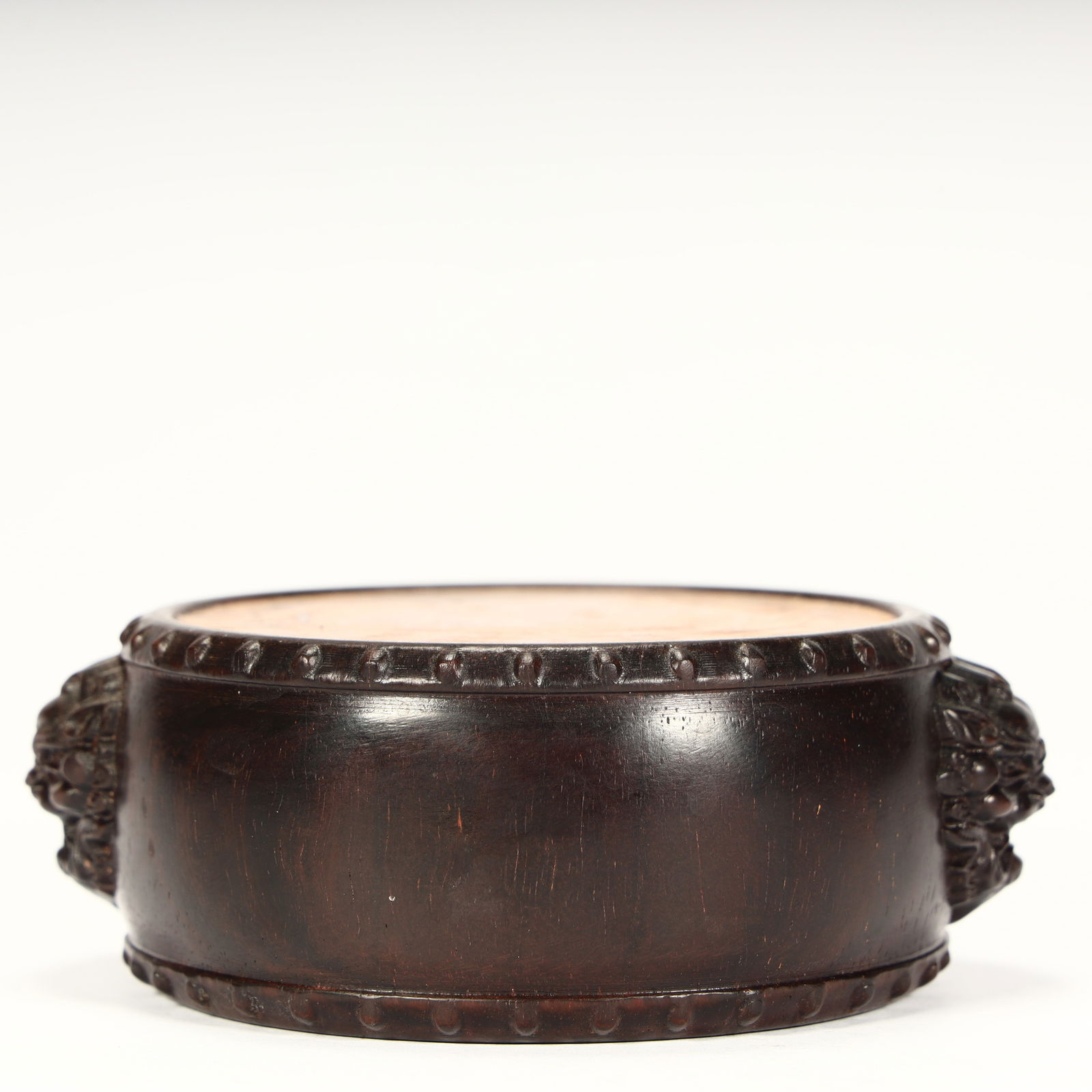 A Qing Dynasty rosewood carved animal ear drum nail seat: Qing Dynasty rosewood carved animal ear drum nail pattern seat Size:H:3.8cm L: 10.5cm W:8.5cm W:110.6g (The Dimensions Of All Batches Are Manually Measured.If You Need More