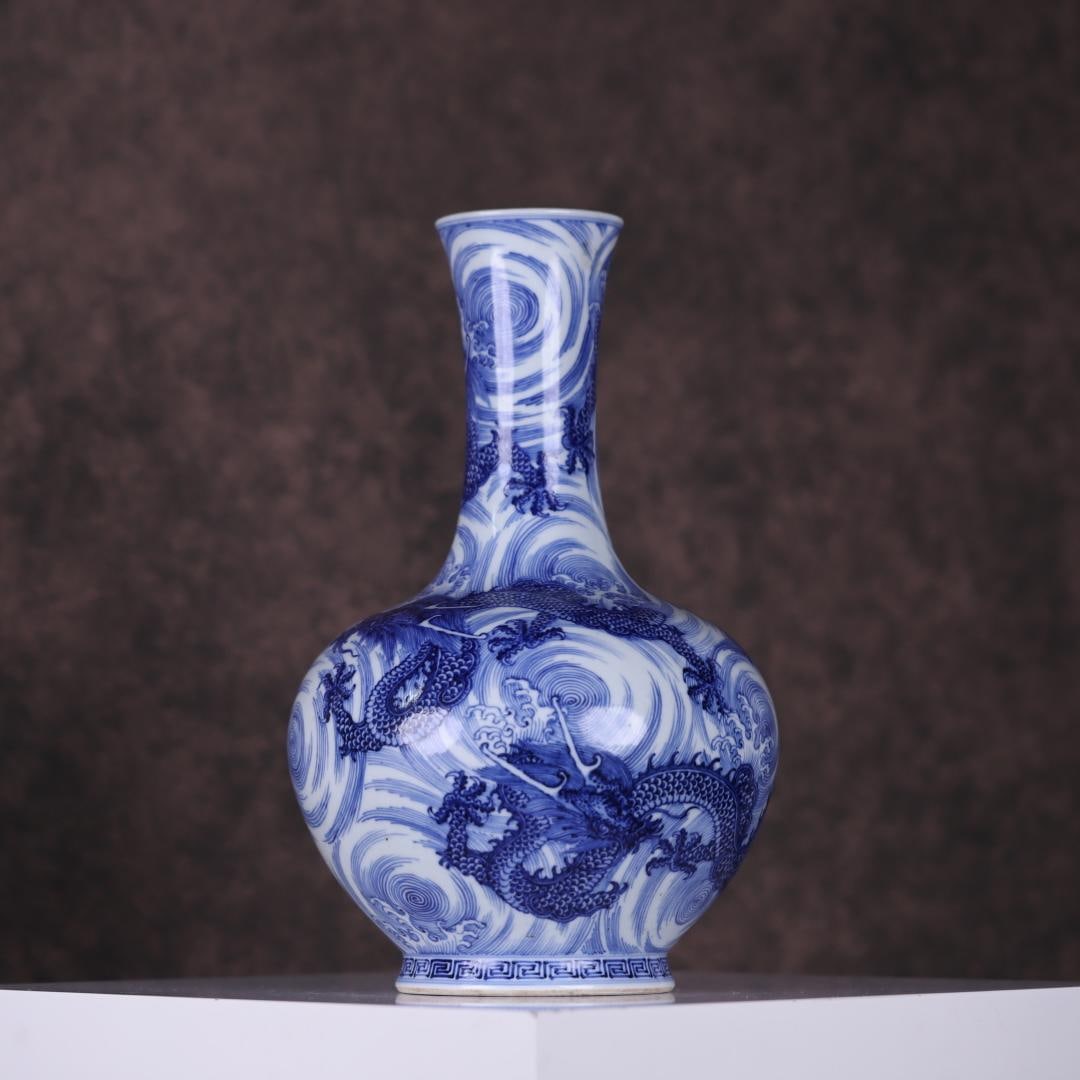 A blue and white seawater dragon pattern bottle made in the Qianlong period of the Qing Dynasty: Qing Dynasty Qianlong year blue and white seawater dragon pattern bottle Size:H:35cmxBelly diameter:20cm (The Dimensions Of All Batches Are Manually Measured.If You Need More