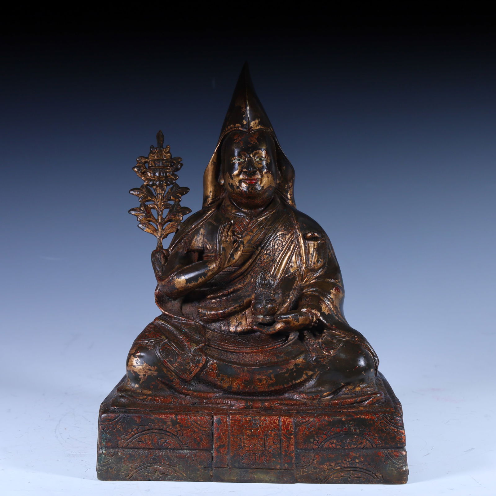 A statue of a bronze gold guru from the Qing Dynasty: The statue of the bronze gold guru in the Qing Dynasty Size: H:27cm L: 18cm W:12cm W:3.8kg (The Dimensions Of All Batches Are Manually Measured.If You Need More Detailed