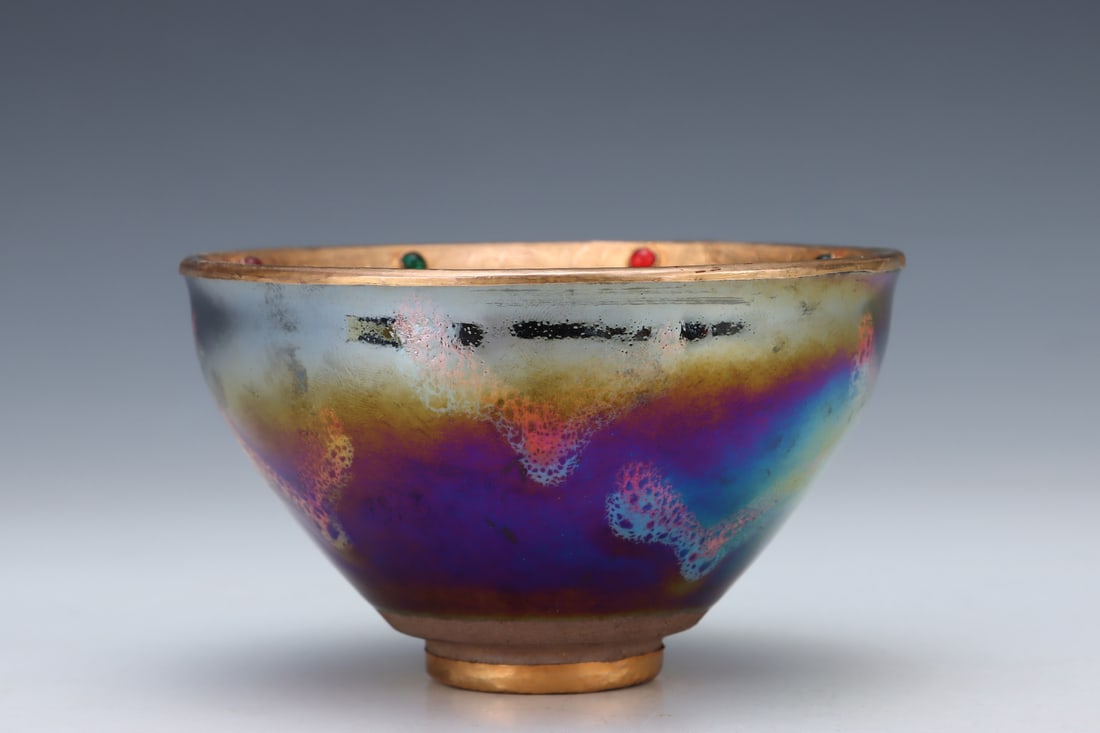 A Song Dynasty glazed gold-carved hat bowl: The Song Dynasty's Yaobian glaze-wrapped gold carved hat bowl Size:H:7.8cmBelly diameter13cm (The Dimensions Of All Batches Are Manually Measured.If You Need More Detailed